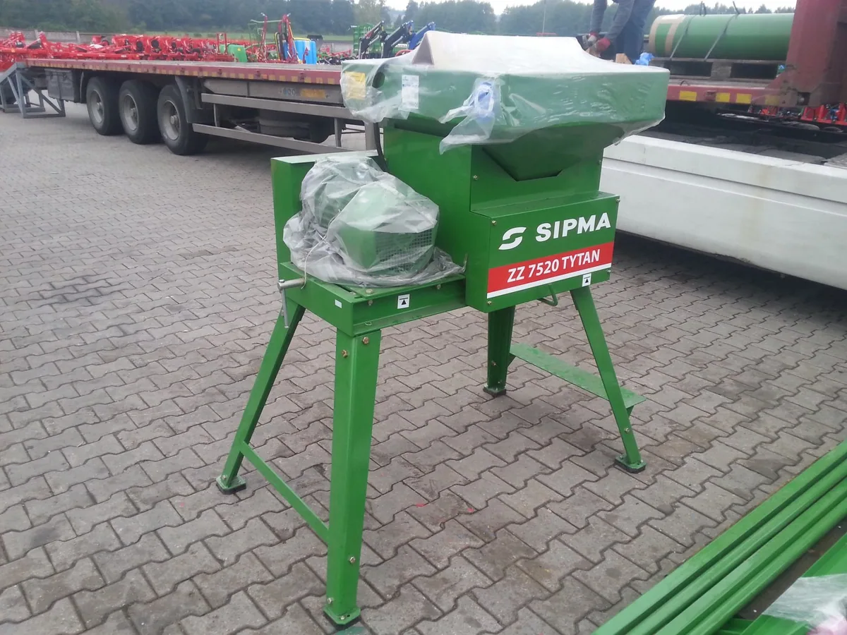 Zgniatacz ziarna SIPMA ZZ 7520 TYTAN z silnikiem i koszem zasypowym na stojaku