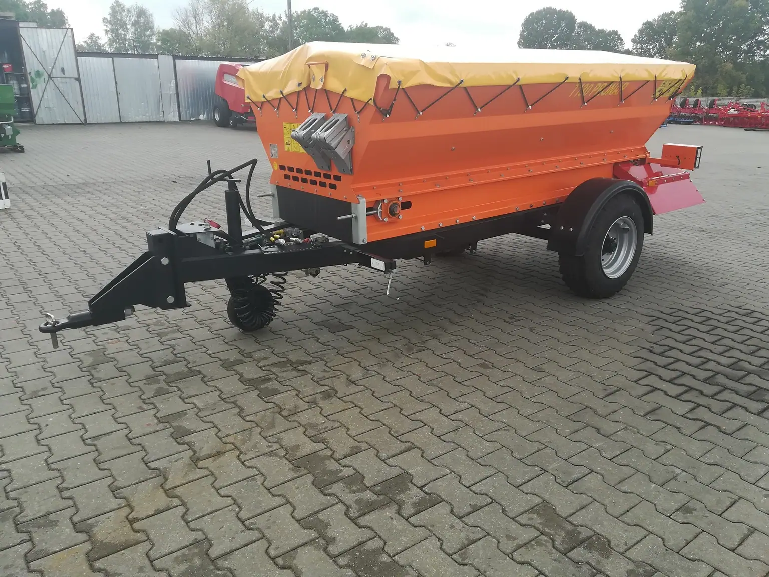 Posypywarka piasku soli piaskarka PRONAR T130 T131 T132, zdjęcie 1