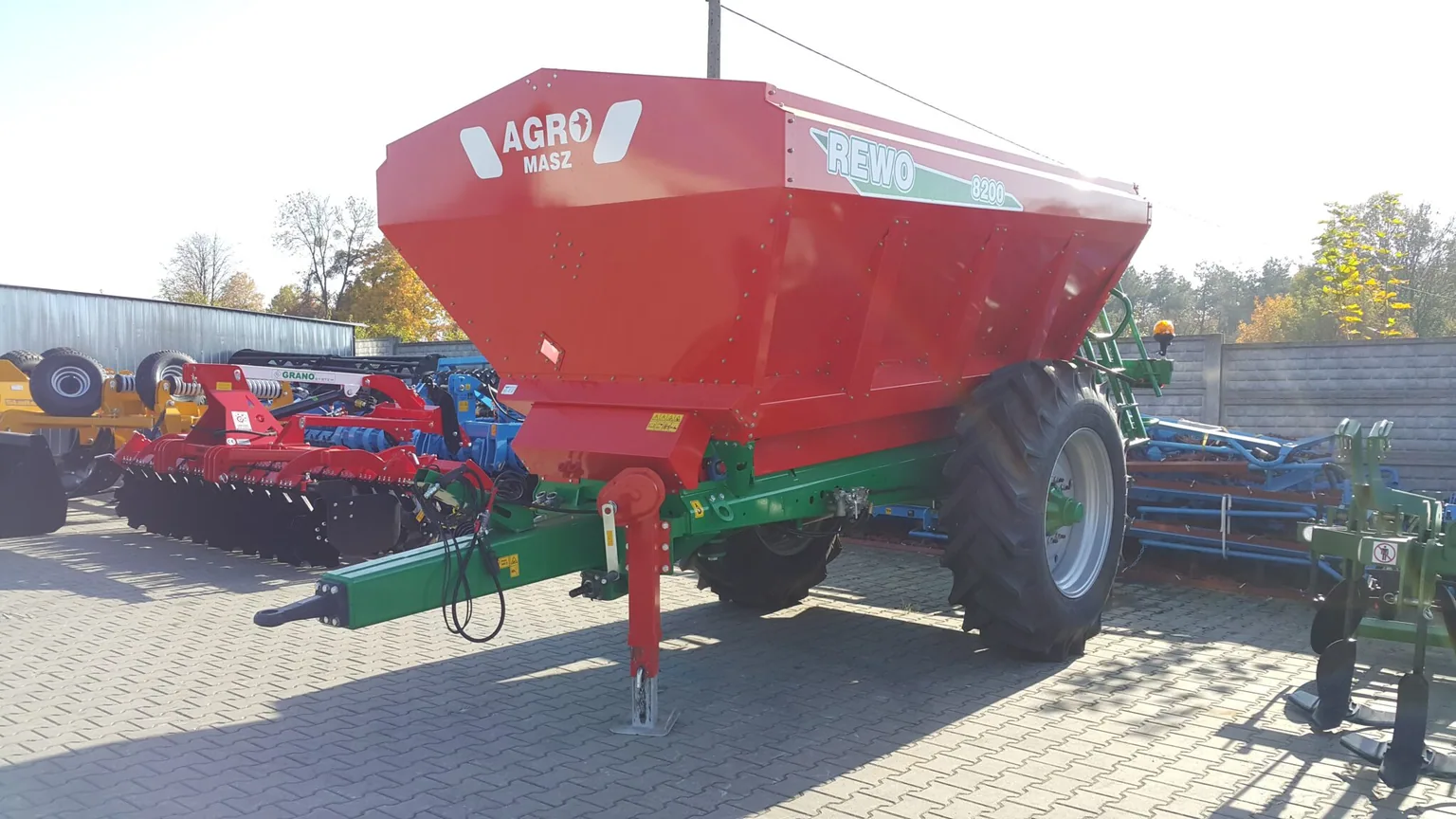 Rozsiewacz nawozów wapna taśmowy ciągany AGRO-MASZ REWO 8200, zdjęcie 1